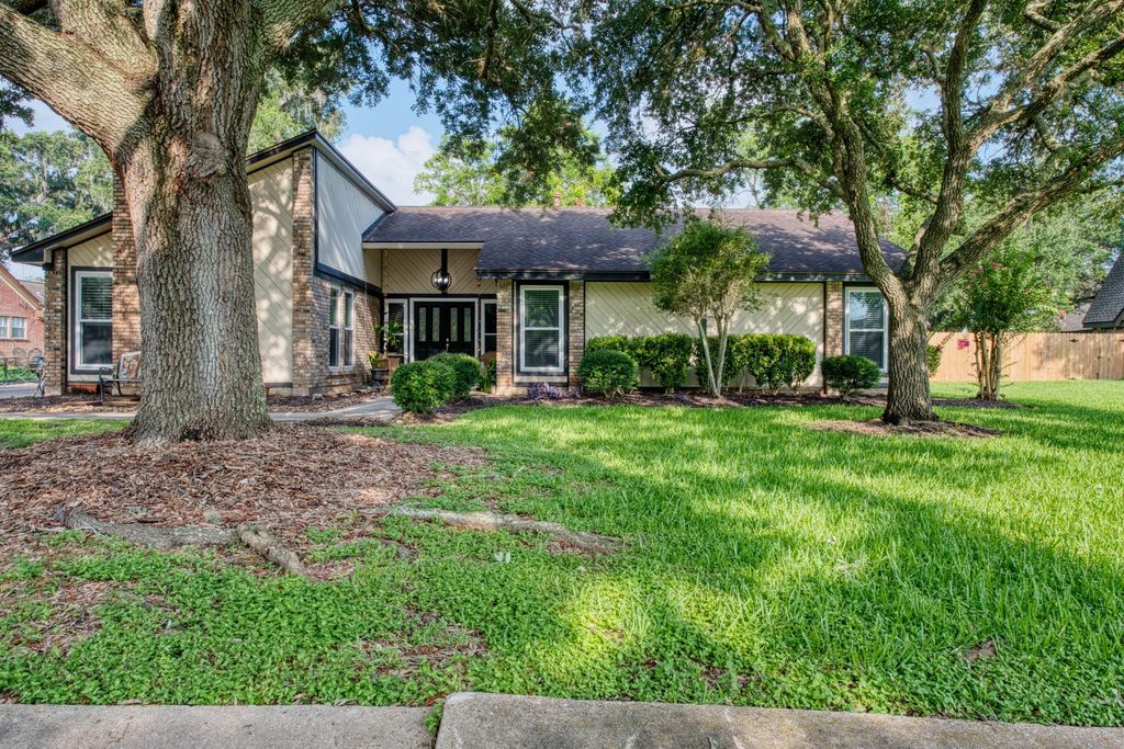 54 Royal Oak Circle, Lake Jackson, TX 77566