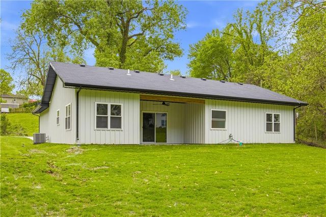 2944 N Highland Street, Avondale, MO 64117