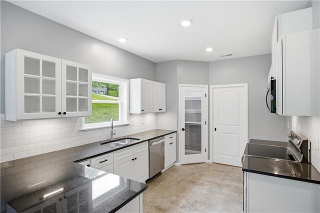 2944 N Highland Street, Avondale, MO 64117