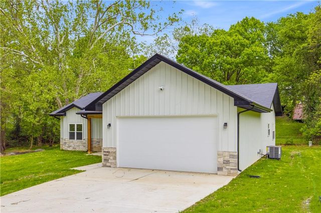 2944 N Highland Street, Avondale, MO 64117