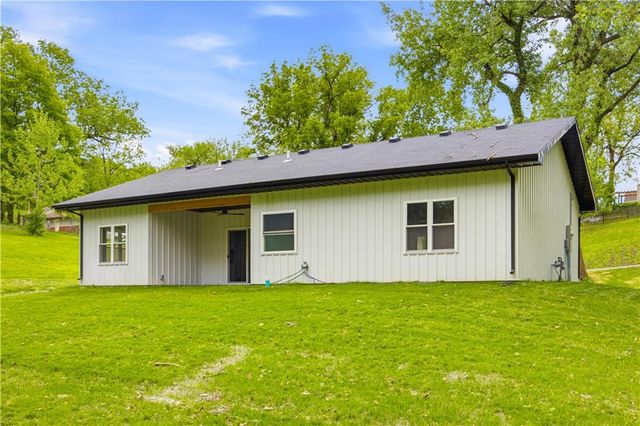 2944 N Highland Street, Avondale, MO 64117