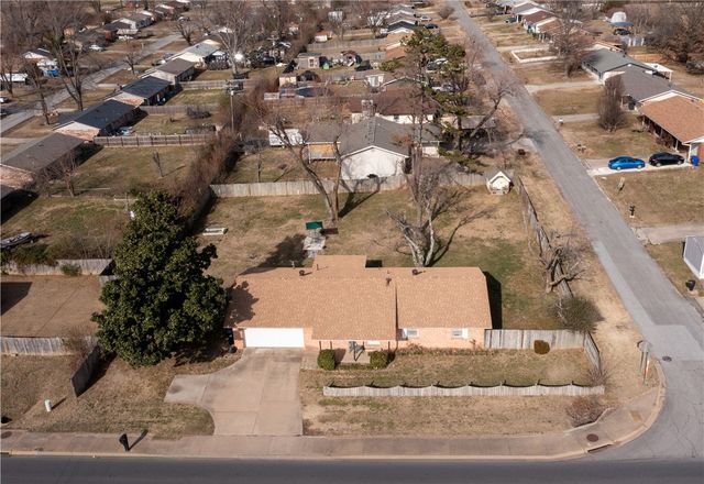 2001 W New Hope Road, Rogers, AR 72758