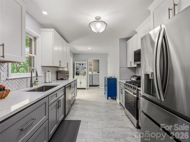518 Starmount Lane, Hendersonville, NC 28791