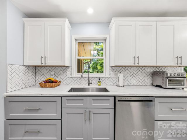 518 Starmount Lane, Hendersonville, NC 28791