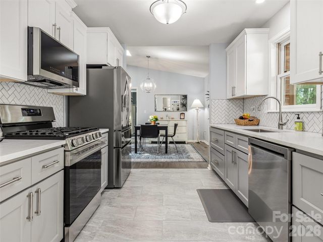 518 Starmount Lane, Hendersonville, NC 28791