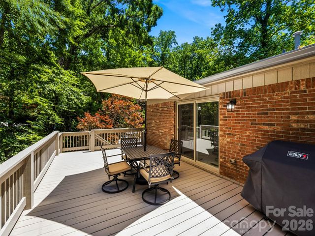 518 Starmount Lane, Hendersonville, NC 28791