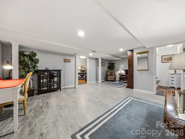 518 Starmount Lane, Hendersonville, NC 28791