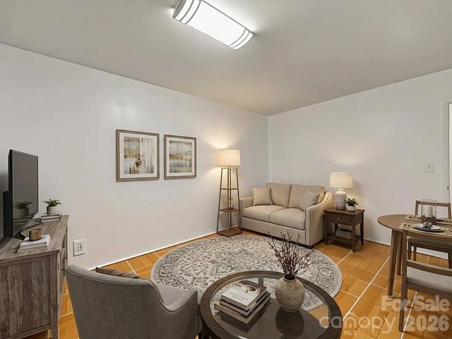 518 Starmount Lane, Hendersonville, NC 28791