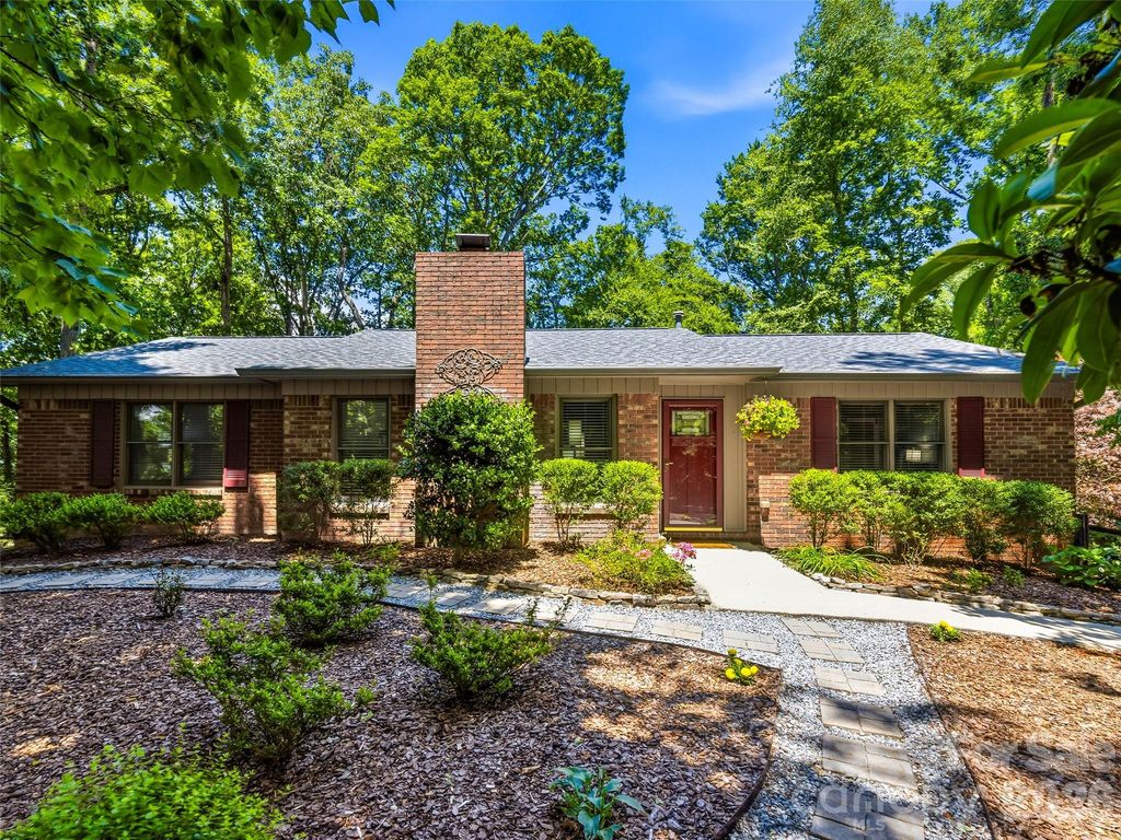 518 Starmount Lane, Hendersonville, NC 28791