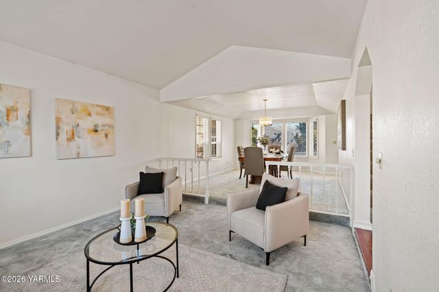 1217 N 22nd Ave, Yakima, WA 98902