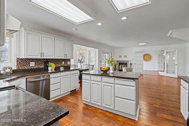 1217 N 22nd Ave, Yakima, WA 98902