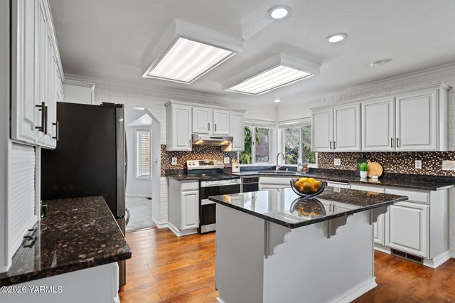 1217 N 22nd Ave, Yakima, WA 98902