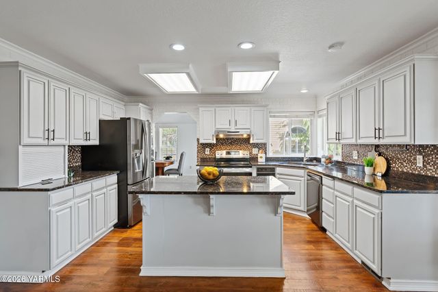 1217 N 22nd Ave, Yakima, WA 98902