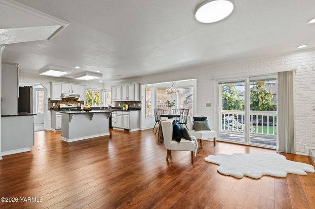 1217 N 22nd Ave, Yakima, WA 98902