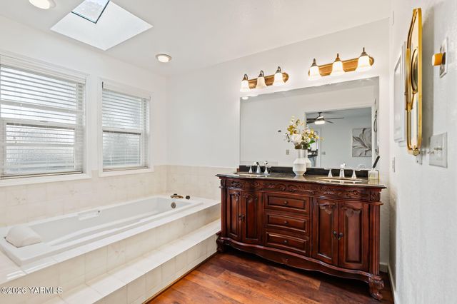 1217 N 22nd Ave, Yakima, WA 98902