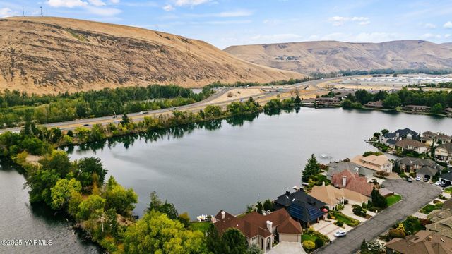 1217 N 22nd Ave, Yakima, WA 98902