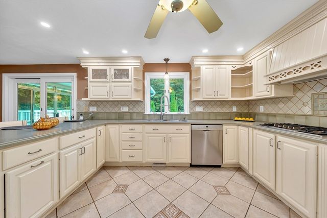 14 Claire Ave, Mansfield, MA 02048