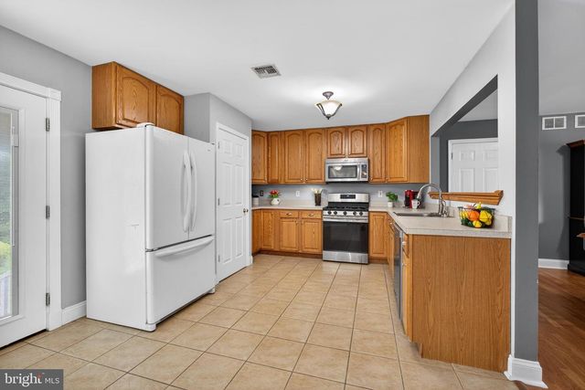 10 COUNTRY RD, Jackson, NJ 08527