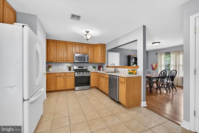10 COUNTRY RD, Jackson, NJ 08527