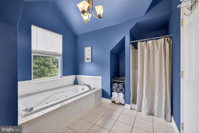 10 COUNTRY RD, Jackson, NJ 08527