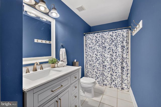 10 COUNTRY RD, Jackson, NJ 08527