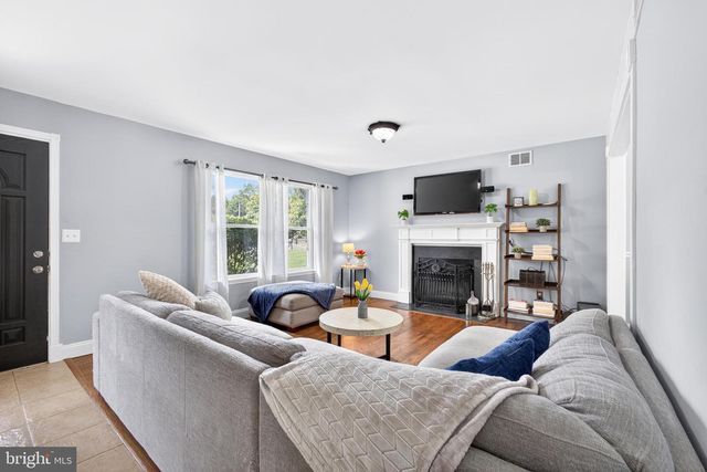 10 COUNTRY RD, Jackson, NJ 08527
