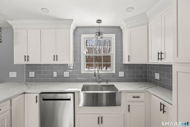 17 Champlain Drive, Old Lyme, CT 06371