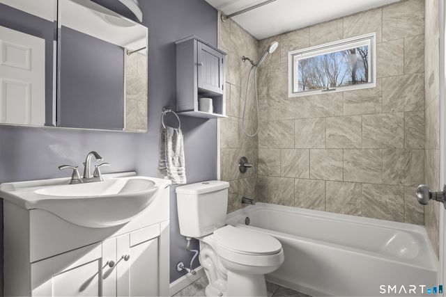 17 Champlain Drive, Old Lyme, CT 06371