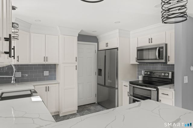 17 Champlain Drive, Old Lyme, CT 06371