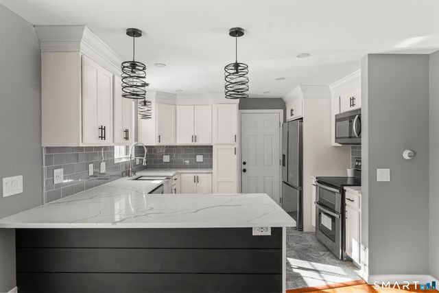 17 Champlain Drive, Old Lyme, CT 06371