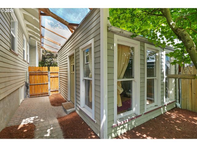 1116 Se TENINO St, Portland, OR 97202