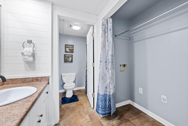 413 Baskins Creek Rd Apt 501, Gatlinburg, TN 37738