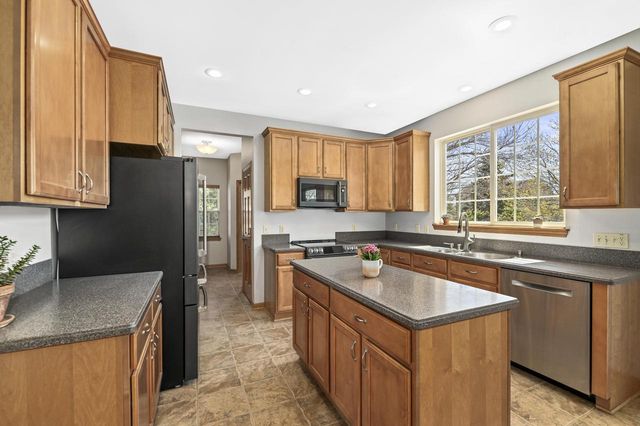 639 Prairie Hill AVENUE, Mukwonago, WI 53149