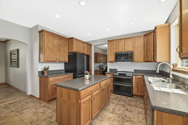 639 Prairie Hill AVENUE, Mukwonago, WI 53149