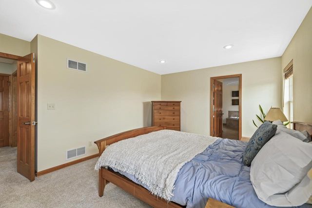 639 Prairie Hill AVENUE, Mukwonago, WI 53149