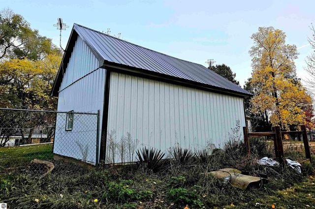 602 Olive Street, St Louis, MI 48880