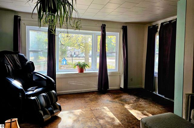 602 Olive Street, St Louis, MI 48880