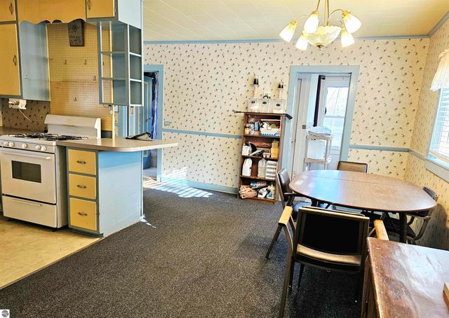 602 Olive Street, St Louis, MI 48880