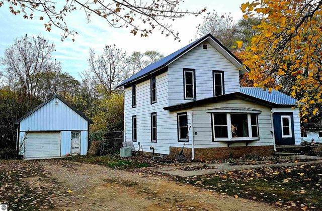 602 Olive Street, St Louis, MI 48880