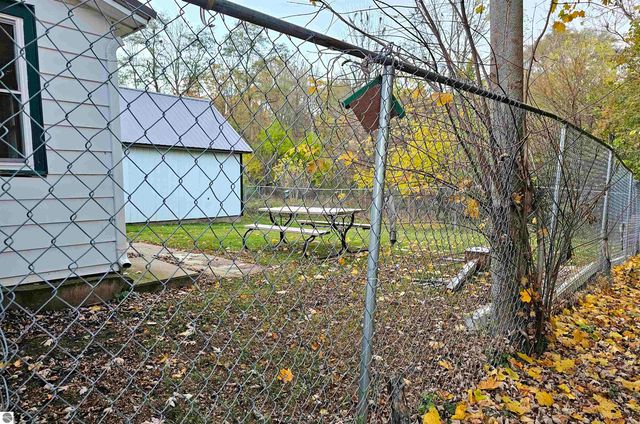 602 Olive Street, St Louis, MI 48880