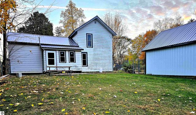 602 Olive Street, St Louis, MI 48880