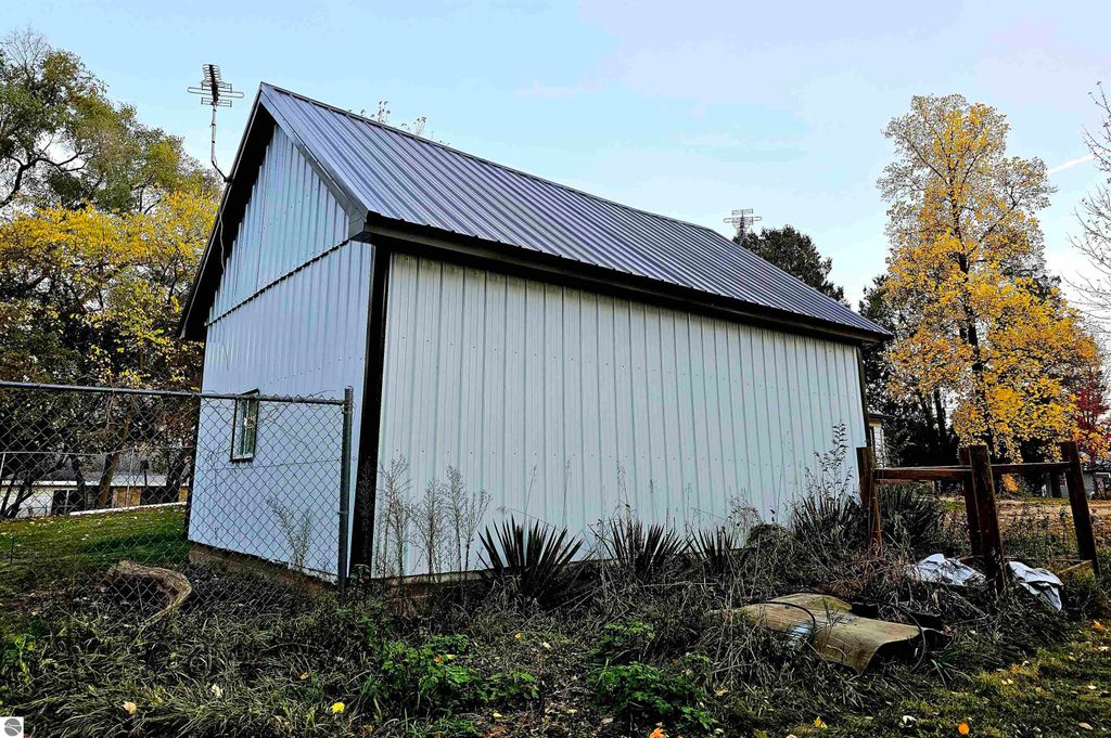 Image 11 of property listing at 602 Olive Street, St Louis, MI 48880