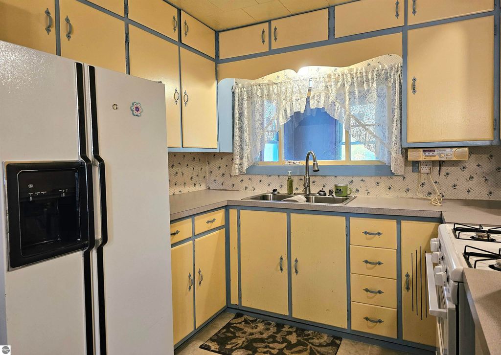 Image 16 of property listing at 602 Olive Street, St Louis, MI 48880