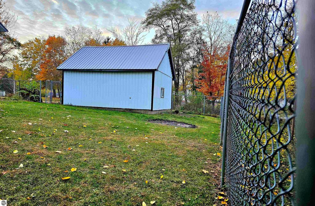 Image 9 of property listing at 602 Olive Street, St Louis, MI 48880