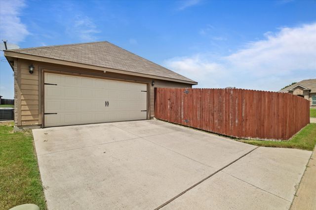 1944 Newport Drive, Lancaster, TX 75146