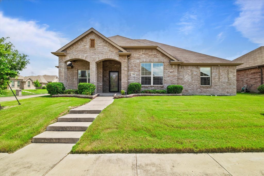 1944 Newport Drive, Lancaster, TX 75146