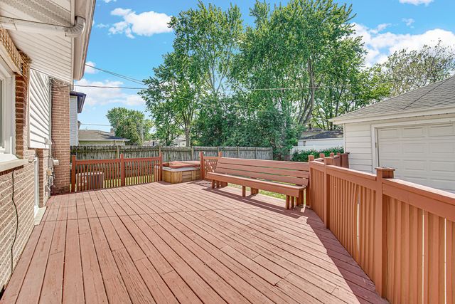 580 N 6TH Avenue, Des Plaines, IL 60016