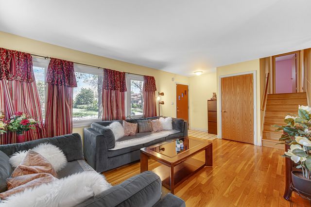 580 N 6TH Avenue, Des Plaines, IL 60016