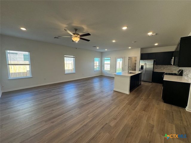 3725 Pin Oak Hills, Seguin, TX 78155