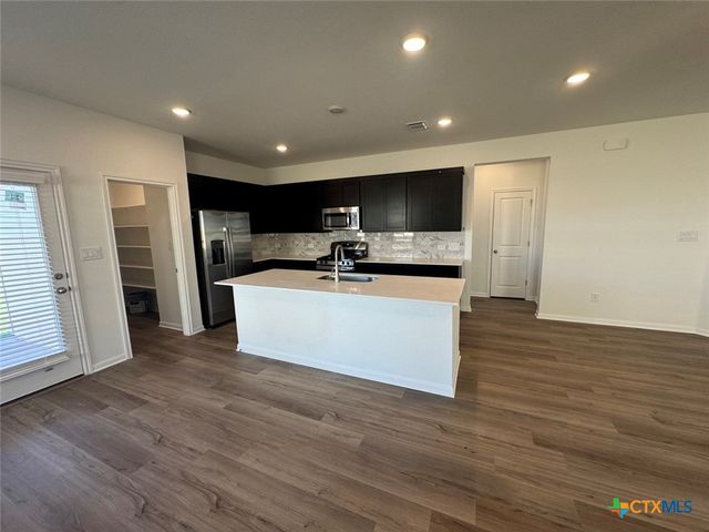 3725 Pin Oak Hills, Seguin, TX 78155